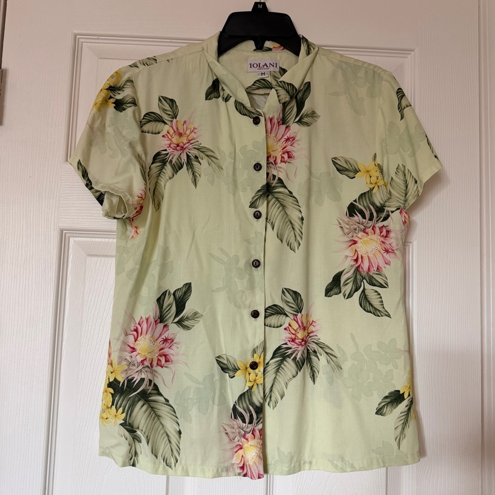 Lolani made in Hawaii tropical floral pattern Hawaiian wood buttons shirt sizeM